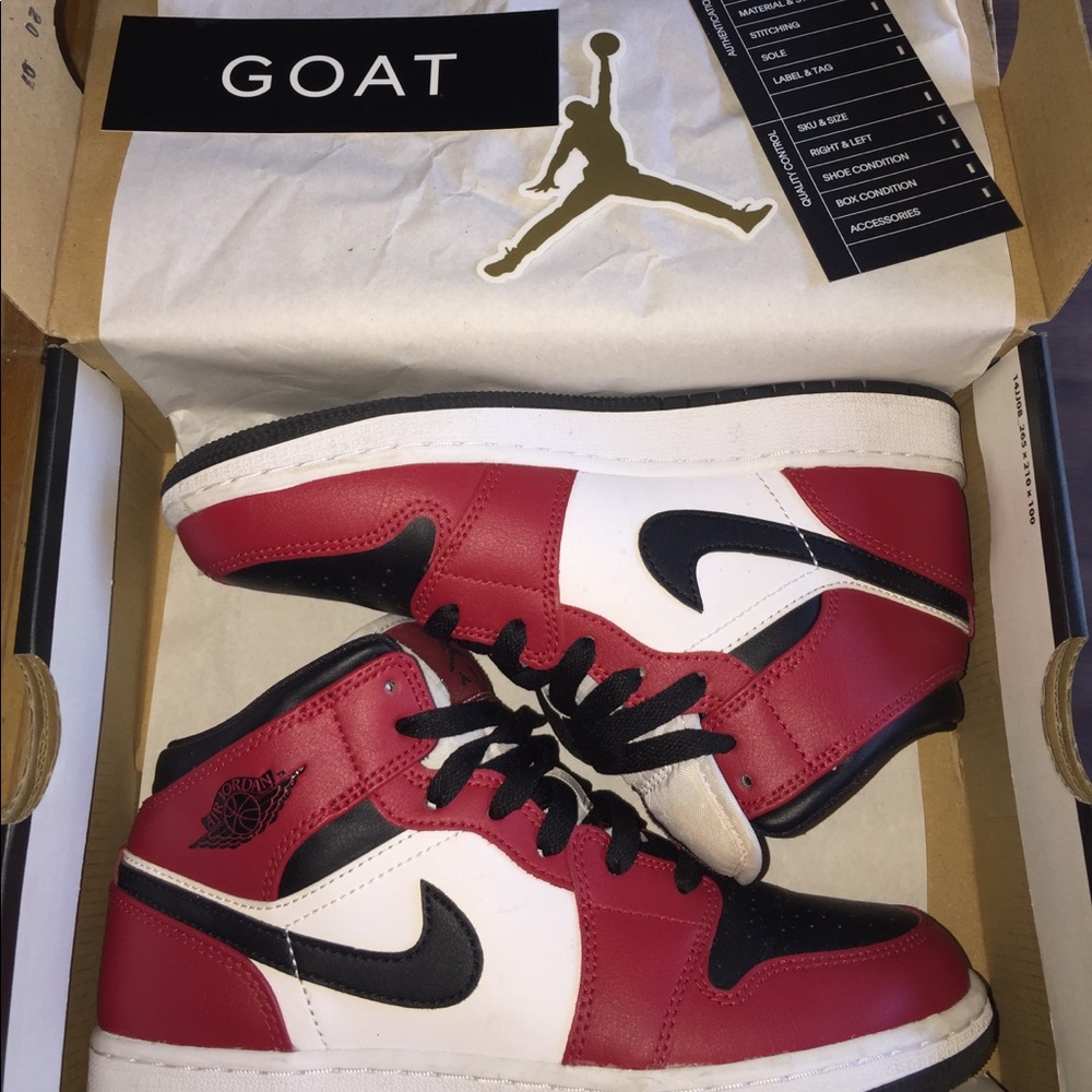Chicago red mid air Jordan 1